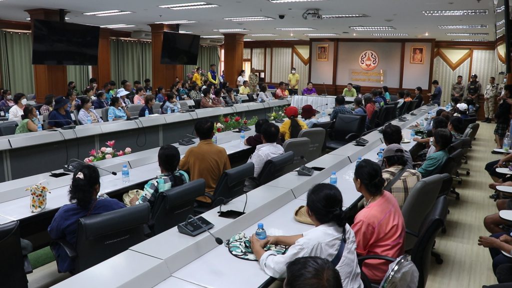 ชาวลับแล อุตรดิตถ์ บุกศาลากลางจังหวัดทวงโครงการน้ำประปา