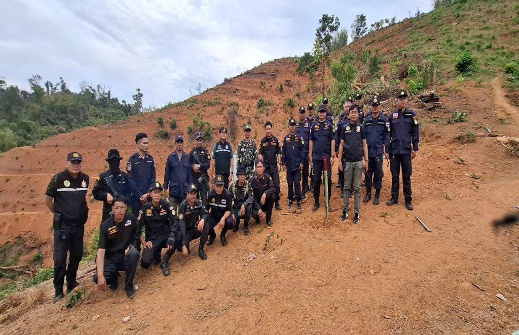 ชาวบ้านลับแลสุดทน! บุกรุกทำลายเขาทั้งลูก แจ้งเบาะแส ป่าไม้อุตรดิตถ์ สจป.3 ลำปาง สนธิกำลังหน่วยรักษาป่า ปปป.สำนักพื้นที่11 ปกครองอำเภอ กน.-ผญบ. ยึดคืนที่ป่า 6 009