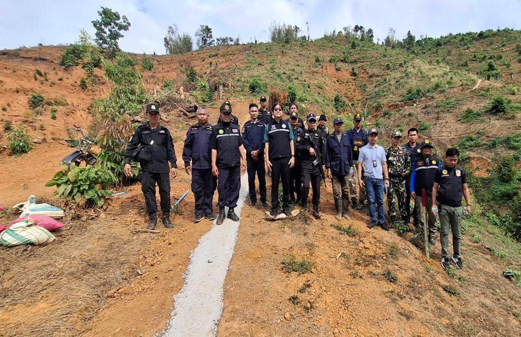 ชาวบ้านลับแลสุดทน! บุกรุกทำลายเขาทั้งลูก แจ้งเบาะแส ป่าไม้อุตรดิตถ์ สจป.3 ลำปาง สนธิกำลังหน่วยรักษาป่า ปปป.สำนักพื้นที่11 ปกครองอำเภอ กน.-ผญบ. ยึดคืนที่ป่า 13 012