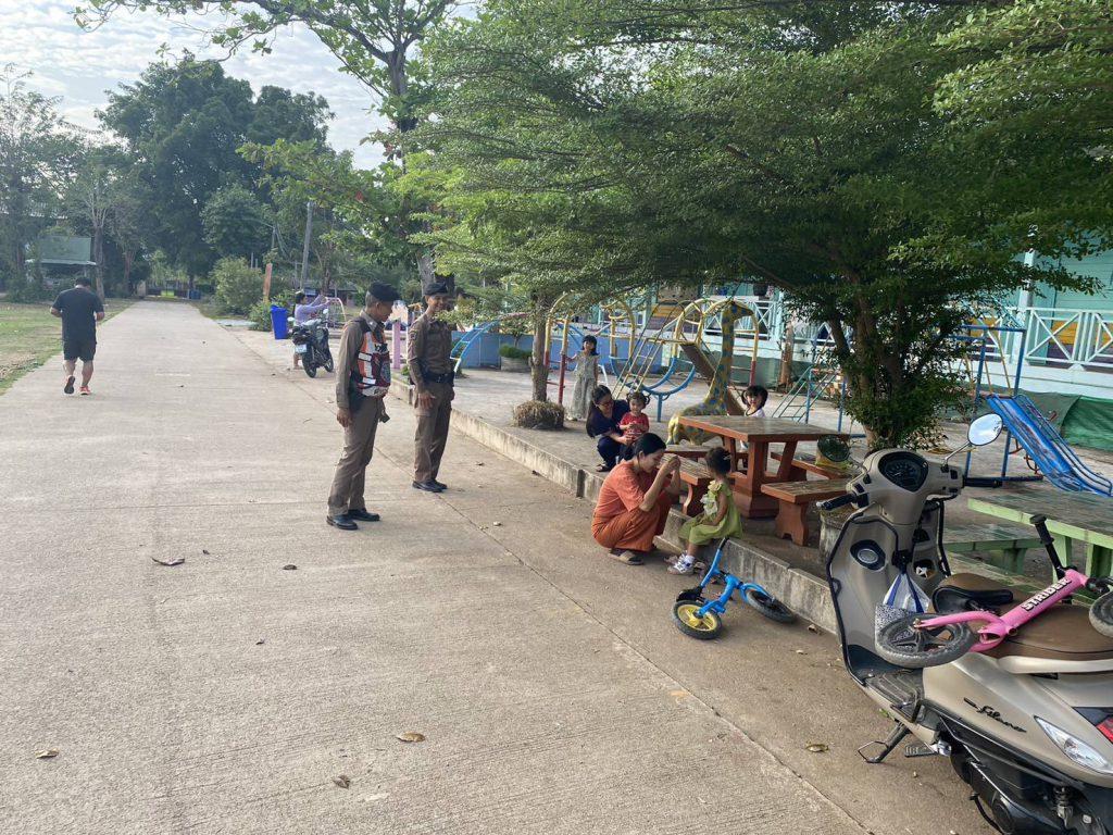 ชาวบ้านวังแดงผวา! "แก๊งรถตู้ลักเด็กอาละวาด" ผกก.ก้อง ประสาน กำนัน ผู้ใหญ่บ้าน ประกาศหอกระจายข่าว แจ้งเตือนภัยให้ระวังลูกหลาน เร่งล่าตัวคนร้าย 5 33193 0