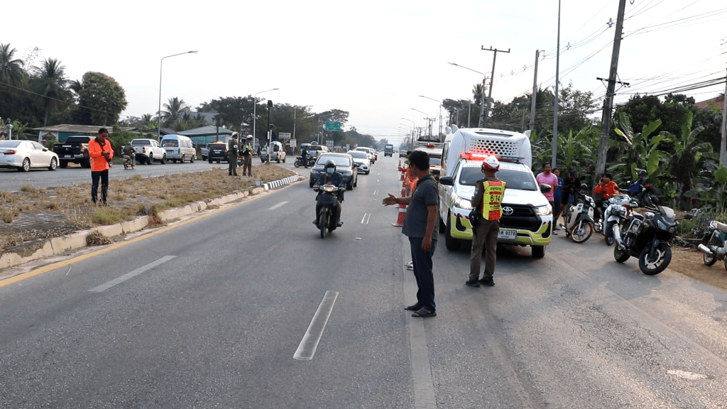 นักเรียนหญิงวัย 19 ขับรถตู้โรงเรียนดัดแปลงแทนพ่อ