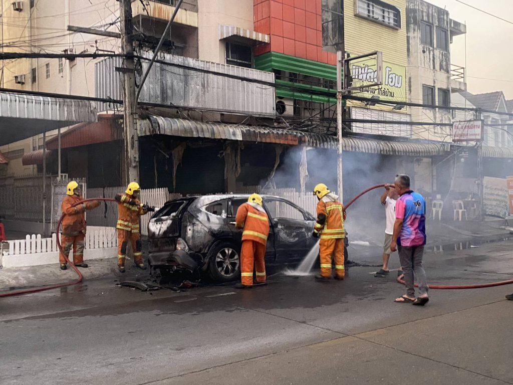 ครั้งแรกในอุตรดิตถ์! หม้อแปลงไฟฟ้าระเบิดใจกลางเมือง สะเก็ดไฟหล่นใส่รถยนต์เก๋ง จอดริมถนนไฟลุกไหม้วอดทั้งคัน (มีคลิป) 8 52887 0