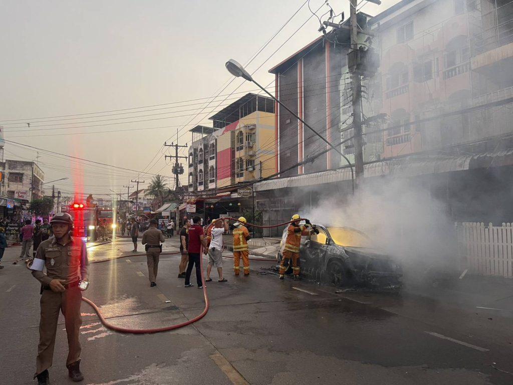 ครั้งแรกในอุตรดิตถ์! หม้อแปลงไฟฟ้าระเบิดใจกลางเมือง สะเก็ดไฟหล่นใส่รถยนต์เก๋ง จอดริมถนนไฟลุกไหม้วอดทั้งคัน (มีคลิป) 7 52900 0