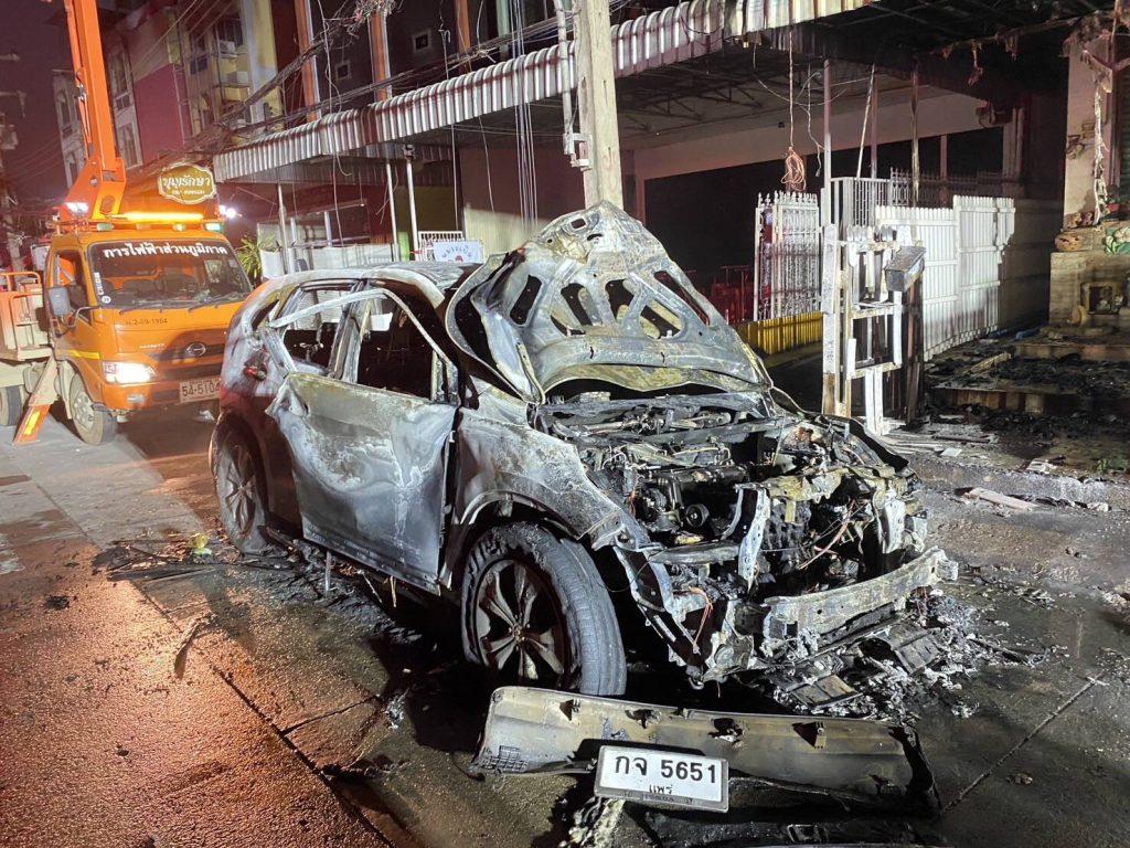 ครั้งแรกในอุตรดิตถ์! หม้อแปลงไฟฟ้าระเบิดใจกลางเมือง สะเก็ดไฟหล่นใส่รถยนต์เก๋ง จอดริมถนนไฟลุกไหม้วอดทั้งคัน (มีคลิป) 16 52910 0 1