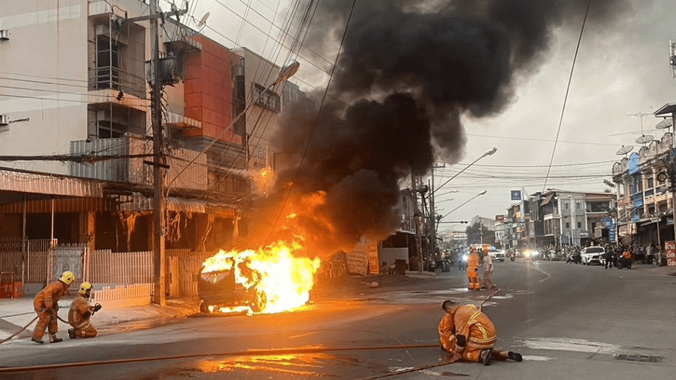 ครั้งแรกในอุตรดิตถ์! หม้อแปลงไฟฟ้าระเบิดใจกลางเมือง สะเก็ดไฟหล่นใส่รถยนต์เก๋ง จอดริมถนนไฟลุกไหม้วอดทั้งคัน (มีคลิป) 9 Image1 2