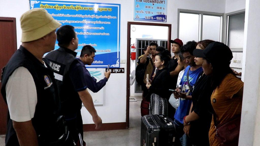 ตำรวจอุตรดิตถ์บูรณาการร่วม ตม.จับกุมชาวไทใหญ่พร้อมชาวพม่า 49 คน หนีเข้าเมืองมากับรถไฟได้ที่สถานีรถไฟบ้านดารา ต่างด้าวชาวพม่าขึ้นรถตู้ตำรวจ 5 คัน ผลักดันออกด่านแม่สาย เชียงราย (มีคลิป) 12 Image20 2