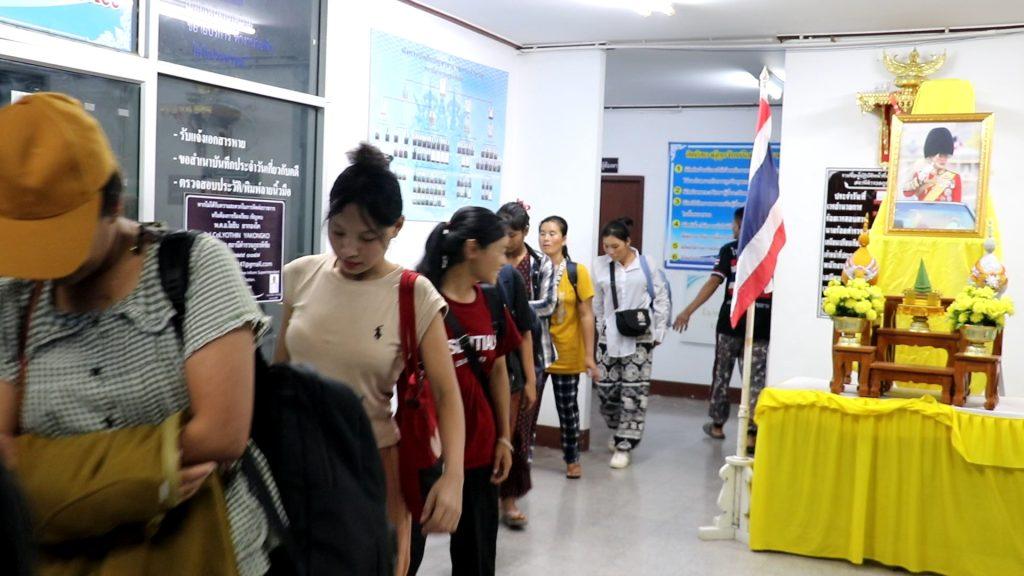 ตำรวจอุตรดิตถ์บูรณาการร่วม ตม.จับกุมชาวไทใหญ่พร้อมชาวพม่า 49 คน หนีเข้าเมืองมากับรถไฟได้ที่สถานีรถไฟบ้านดารา ต่างด้าวชาวพม่าขึ้นรถตู้ตำรวจ 5 คัน ผลักดันออกด่านแม่สาย เชียงราย (มีคลิป) 4 Image22 2