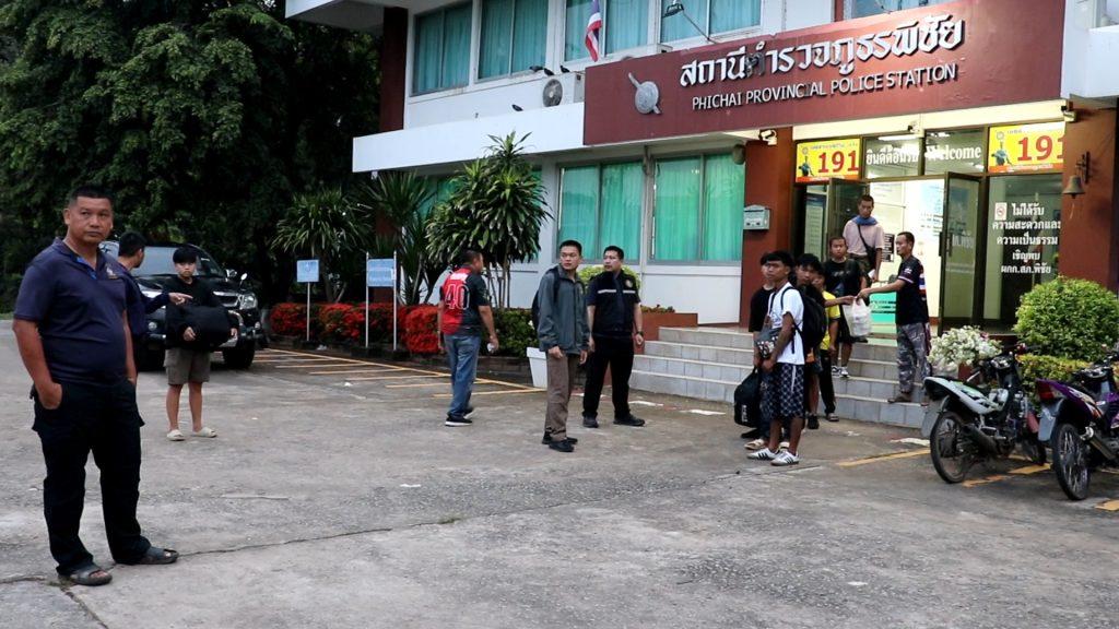 ตำรวจอุตรดิตถ์บูรณาการร่วม ตม.จับกุมชาวไทใหญ่พร้อมชาวพม่า 49 คน หนีเข้าเมืองมากับรถไฟได้ที่สถานีรถไฟบ้านดารา ต่างด้าวชาวพม่าขึ้นรถตู้ตำรวจ 5 คัน ผลักดันออกด่านแม่สาย เชียงราย (มีคลิป) 13 Image24 3