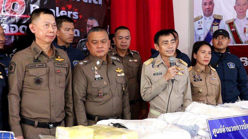 ตำรวจอุตรดิตถ์ ปส.ภาค 6 ปกครองอำเภอ จับยาบ้าล๊อตใหญ่ เกือบ 1.5 ล้านเม็ด ซื้อขายตลาดมูลค่ากว่า 15 ล้านบาท พร้อมผู้ต้องหา ชาย-หญิง 4 คน (มีคลิป) 4 Image28 3