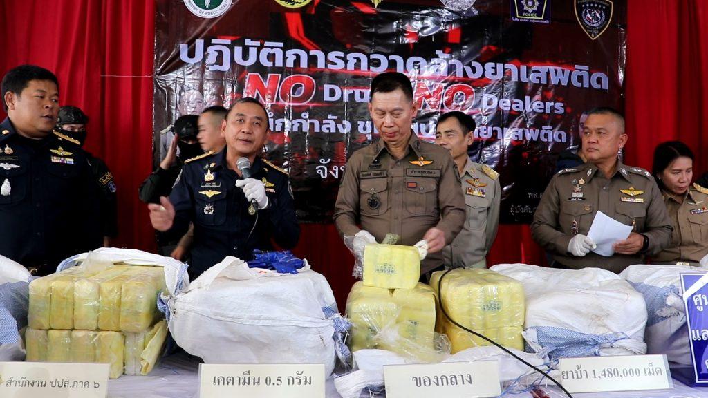 ตำรวจอุตรดิตถ์ ปส.ภาค 6 ปกครองอำเภอ จับยาบ้าล๊อตใหญ่ เกือบ 1.5 ล้านเม็ด ซื้อขายตลาดมูลค่ากว่า 15 ล้านบาท พร้อมผู้ต้องหา ชาย-หญิง 4 คน (มีคลิป) 3 Image32