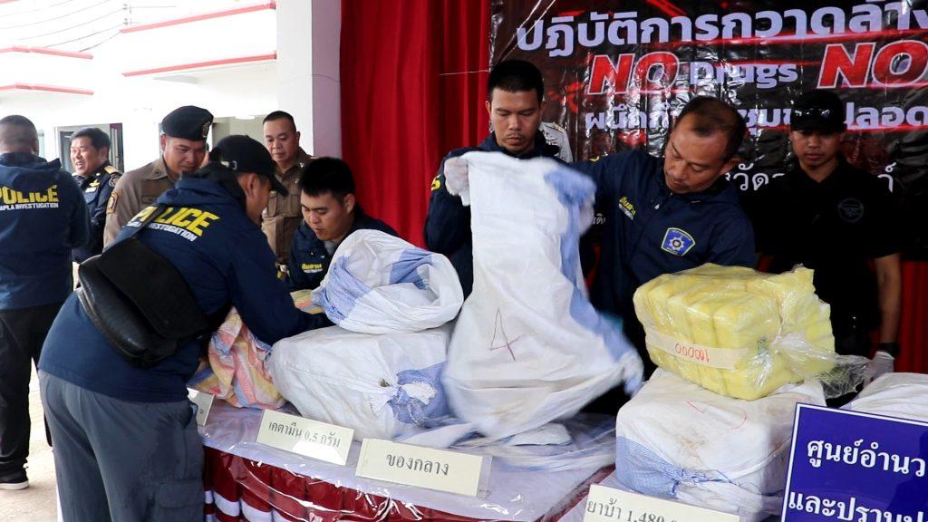 ตำรวจอุตรดิตถ์ ปส.ภาค 6 ปกครองอำเภอ จับยาบ้าล๊อตใหญ่ เกือบ 1.5 ล้านเม็ด ซื้อขายตลาดมูลค่ากว่า 15 ล้านบาท พร้อมผู้ต้องหา ชาย-หญิง 4 คน (มีคลิป) 21 Image38 1