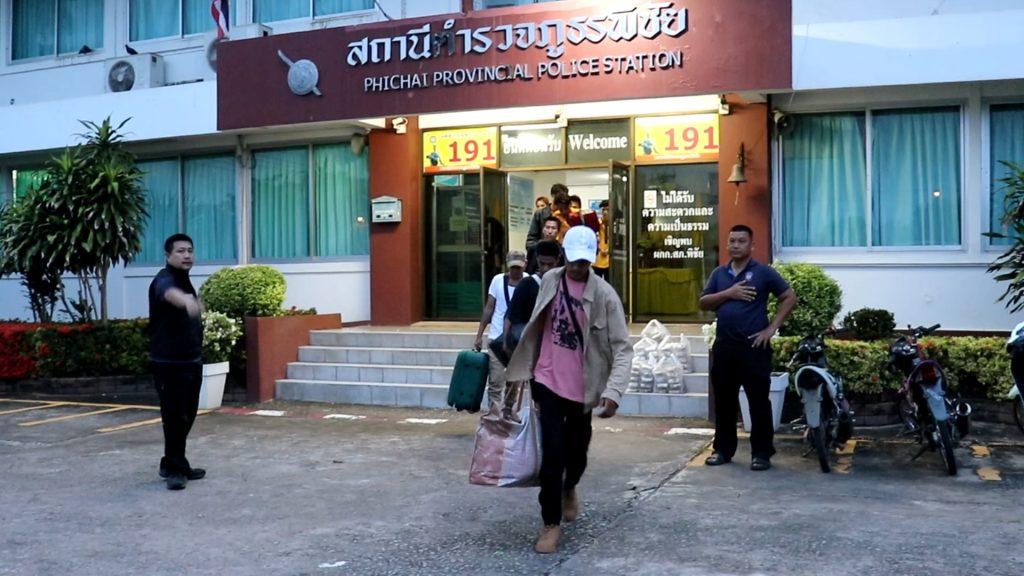 ตำรวจอุตรดิตถ์บูรณาการร่วม ตม.จับกุมชาวไทใหญ่พร้อมชาวพม่า 49 คน หนีเข้าเมืองมากับรถไฟได้ที่สถานีรถไฟบ้านดารา ต่างด้าวชาวพม่าขึ้นรถตู้ตำรวจ 5 คัน ผลักดันออกด่านแม่สาย เชียงราย (มีคลิป) 5 Image4 2