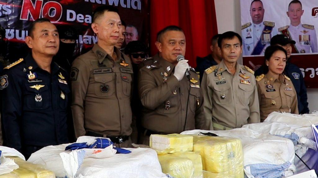 ตำรวจอุตรดิตถ์ ปส.ภาค 6 ปกครองอำเภอ จับยาบ้าล๊อตใหญ่ เกือบ 1.5 ล้านเม็ด ซื้อขายตลาดมูลค่ากว่า 15 ล้านบาท พร้อมผู้ต้องหา ชาย-หญิง 4 คน (มีคลิป) 6 Image49 3