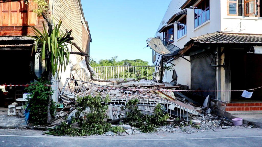 “อุตรดิตถ์” ตึกห้องแถวท่าสัก ตลาด 100 ปี พิชัย ถล่มตกลงแม่น้ำน่าน 5 หลัง เสี่ยงนับ 10 หลัง เจ้าของบ้านเล่านาทีระทึก! “รอดหวุดหวิดก่อนตึกถล่ม” (มีคลิป) 21 Image3 1