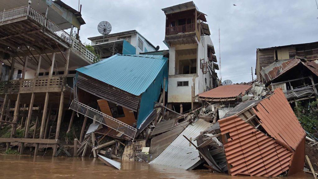 “อุตรดิตถ์” ตึกห้องแถวท่าสัก ตลาด 100 ปี พิชัย ถล่มตกลงแม่น้ำน่าน 5 หลัง เสี่ยงนับ 10 หลัง เจ้าของบ้านเล่านาทีระทึก! “รอดหวุดหวิดก่อนตึกถล่ม” (มีคลิป) 14 Image34 1