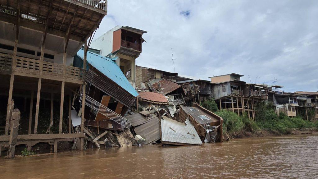 “อุตรดิตถ์” ตึกห้องแถวท่าสัก ตลาด 100 ปี พิชัย ถล่มตกลงแม่น้ำน่าน 5 หลัง เสี่ยงนับ 10 หลัง เจ้าของบ้านเล่านาทีระทึก! “รอดหวุดหวิดก่อนตึกถล่ม” (มีคลิป) 13 Image37