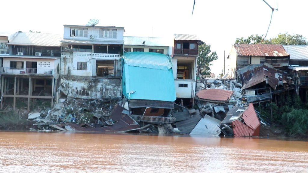 “อุตรดิตถ์” ตึกห้องแถวท่าสัก ตลาด 100 ปี พิชัย ถล่มตกลงแม่น้ำน่าน 5 หลัง เสี่ยงนับ 10 หลัง เจ้าของบ้านเล่านาทีระทึก! “รอดหวุดหวิดก่อนตึกถล่ม” (มีคลิป) 6 Image8 1