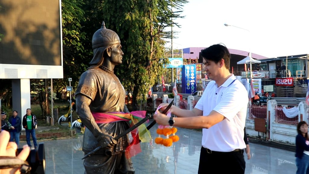 สมัคร สส.อุตรดิตถ์วันแรกคึกคัก “เพื่อไทย” สู้รักษาแชมป์เก่า ผู้สมัคร สส.ทั้ง 3 เขต และ สส.บัญชีรายชื่อ 5 คน ถือฤกษ์กราบไหว้วีรบุรุษนักรบผู้กล้า "พระยาพิชัยดาบหัก" (มีคลิป) 9 Image23 3