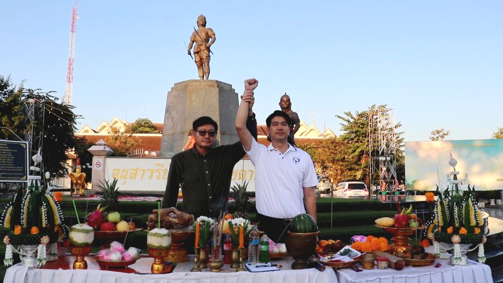 สมัคร สส.อุตรดิตถ์วันแรกคึกคัก “เพื่อไทย” สู้รักษาแชมป์เก่า ผู้สมัคร สส.ทั้ง 3 เขต และ สส.บัญชีรายชื่อ 5 คน ถือฤกษ์กราบไหว้วีรบุรุษนักรบผู้กล้า "พระยาพิชัยดาบหัก" (มีคลิป) 2 Image3 2