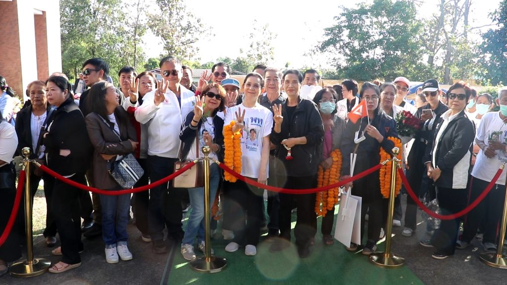 สมัคร สส.อุตรดิตถ์วันแรกคึกคัก “เพื่อไทย” สู้รักษาแชมป์เก่า ผู้สมัคร สส.ทั้ง 3 เขต และ สส.บัญชีรายชื่อ 5 คน ถือฤกษ์กราบไหว้วีรบุรุษนักรบผู้กล้า "พระยาพิชัยดาบหัก" (มีคลิป) 36 Image49 2