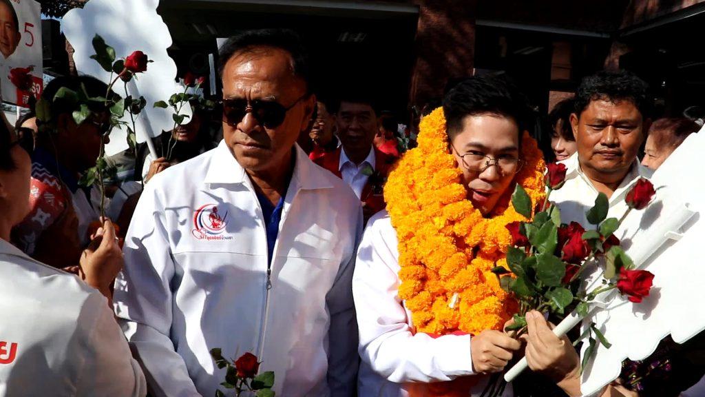 สมัคร สส.อุตรดิตถ์วันแรกคึกคัก “เพื่อไทย” สู้รักษาแชมป์เก่า ผู้สมัคร สส.ทั้ง 3 เขต และ สส.บัญชีรายชื่อ 5 คน ถือฤกษ์กราบไหว้วีรบุรุษนักรบผู้กล้า "พระยาพิชัยดาบหัก" (มีคลิป) 40 Image65