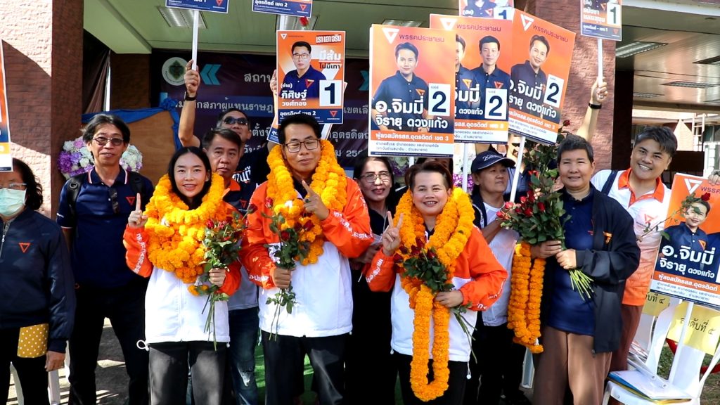 สมัคร สส.อุตรดิตถ์วันแรกคึกคัก “เพื่อไทย” สู้รักษาแชมป์เก่า ผู้สมัคร สส.ทั้ง 3 เขต และ สส.บัญชีรายชื่อ 5 คน ถือฤกษ์กราบไหว้วีรบุรุษนักรบผู้กล้า "พระยาพิชัยดาบหัก" (มีคลิป) 43 Image69