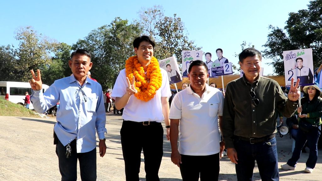 สมัคร สส.อุตรดิตถ์วันแรกคึกคัก “เพื่อไทย” สู้รักษาแชมป์เก่า ผู้สมัคร สส.ทั้ง 3 เขต และ สส.บัญชีรายชื่อ 5 คน ถือฤกษ์กราบไหว้วีรบุรุษนักรบผู้กล้า "พระยาพิชัยดาบหัก" (มีคลิป) 12 Image71