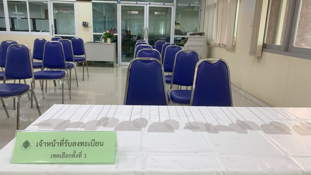 กกต.“อุตรดิตถ์” พร้อมรับสมัคร สส.วันแรก ทั้ง 3 เขตเลือกตั้ง จัดเตรียมอาคารชั้น 1-2 รายงานตัว จับสลาก ตรวจรับเอกสาร ไม่อนุญาตให้กองเชียร์ แฟนคลับ ปชช.เข้าอาคาร เว้นผู้ติดตาม 5 Image9 2