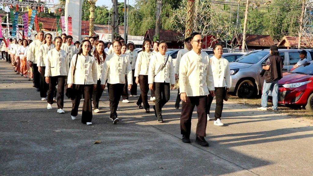 "งามตระการตา"ขบวนแห่เปิดงานนมัสการพระแท่นศิลาอาสน์ เครื่องนมัสการบูชาพระแท่น เทิดพระเกียรติ 3 วัฒนธรรม ล้านนา ล้านช้าง ภาคกลาง ทั้ง 9 อำเภอ (มีคลิป) 52 Image107