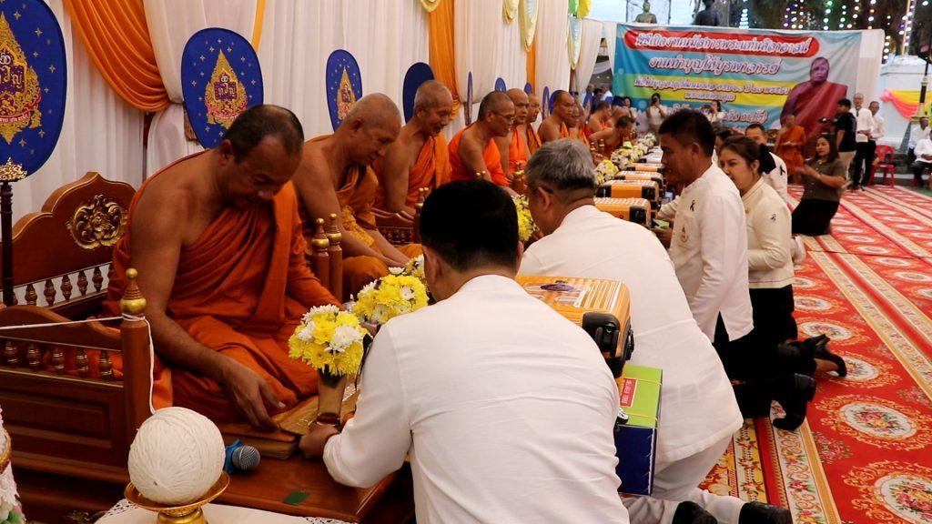 "งามตระการตา"ขบวนแห่เปิดงานนมัสการพระแท่นศิลาอาสน์ เครื่องนมัสการบูชาพระแท่น เทิดพระเกียรติ 3 วัฒนธรรม ล้านนา ล้านช้าง ภาคกลาง ทั้ง 9 อำเภอ (มีคลิป) 21 Image137