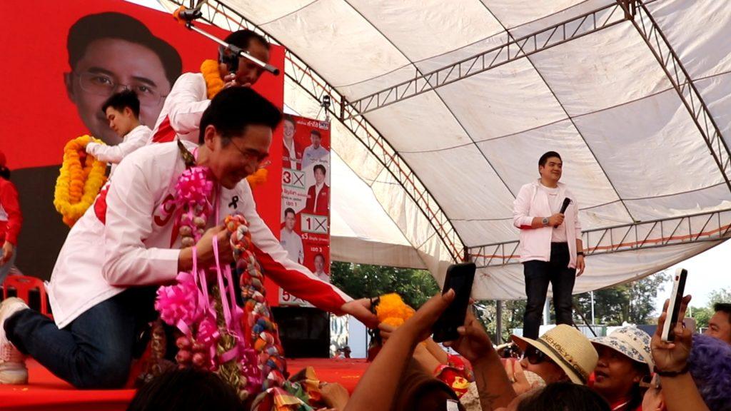 “ชาวอุตรดิตถ์ เรือนหมื่น” แห่ฟัง “ยศชนัน" แคนดิเดตนายกรัฐมนตรี พรรคเพื่อไทย ลงพื้นที่ช่วยผู้สมัคร สส.หาเสียงทั้ง 3 เขต (มีคลิป) 22 Image20 5