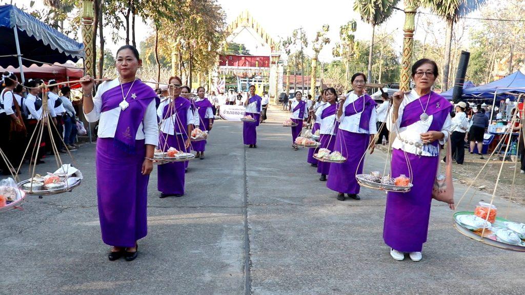 "งามตระการตา"ขบวนแห่เปิดงานนมัสการพระแท่นศิลาอาสน์ เครื่องนมัสการบูชาพระแท่น เทิดพระเกียรติ 3 วัฒนธรรม ล้านนา ล้านช้าง ภาคกลาง ทั้ง 9 อำเภอ (มีคลิป) 55 Image91