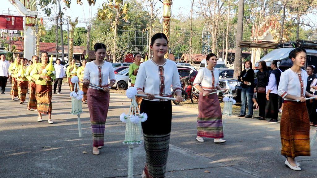 "งามตระการตา"ขบวนแห่เปิดงานนมัสการพระแท่นศิลาอาสน์ เครื่องนมัสการบูชาพระแท่น เทิดพระเกียรติ 3 วัฒนธรรม ล้านนา ล้านช้าง ภาคกลาง ทั้ง 9 อำเภอ (มีคลิป) 58 Image96