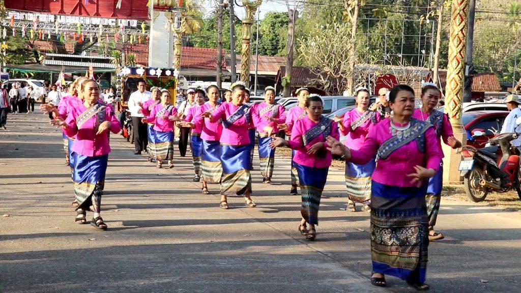 "งามตระการตา"ขบวนแห่เปิดงานนมัสการพระแท่นศิลาอาสน์ เครื่องนมัสการบูชาพระแท่น เทิดพระเกียรติ 3 วัฒนธรรม ล้านนา ล้านช้าง ภาคกลาง ทั้ง 9 อำเภอ (มีคลิป) 61 Image99