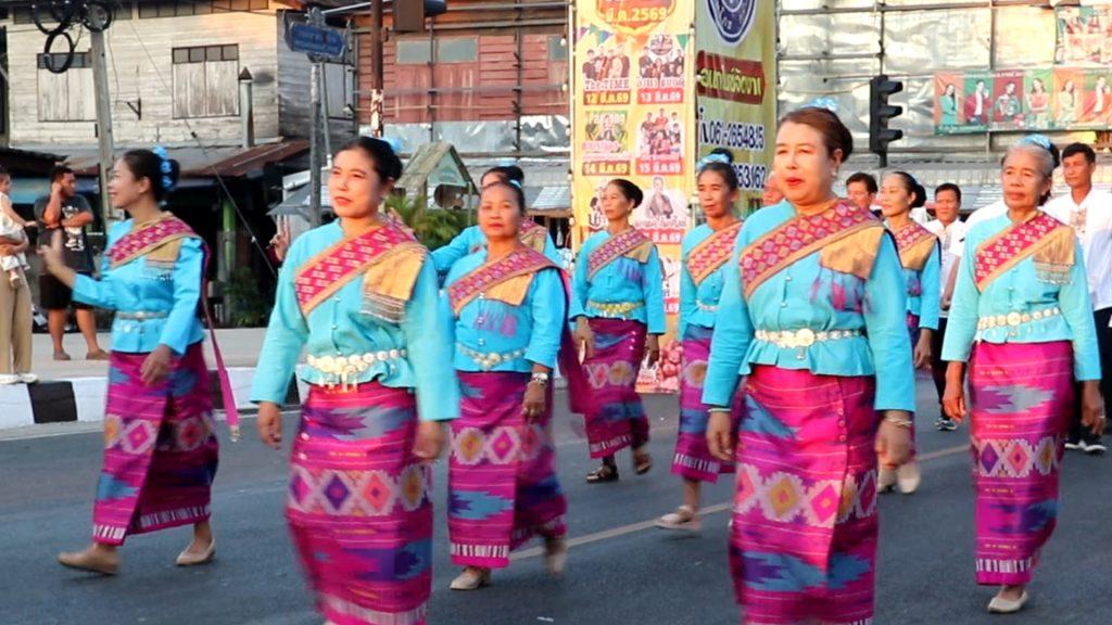 "งามตระการตา ขบวนแห่วิถีชีวิต ศิลปวัฒนธรรม" ท้องถิ่น 7 อบต. 1 เทศบาล งานพญาปาดเทศกาลหอม–กระเทียม กาชาดของดีอำเภอน้ำปาด 2569 เทิดเกียรติ-รำลึกวีรกรรมเจ้าพ่อพญาปาด 64 Image103 1