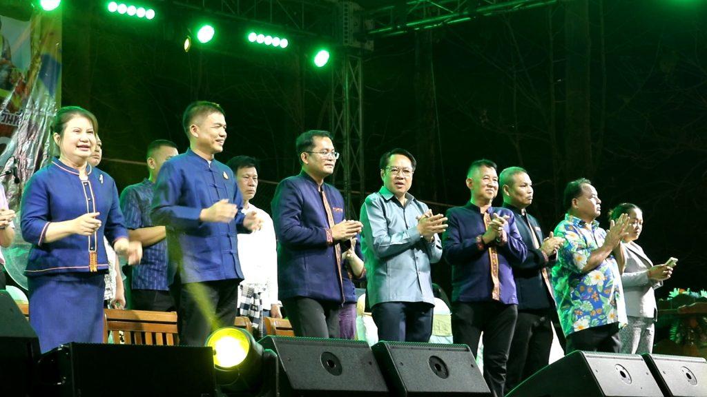 "งามตระการตา ขบวนแห่วิถีชีวิต ศิลปวัฒนธรรม" ท้องถิ่น 7 อบต. 1 เทศบาล งานพญาปาดเทศกาลหอม–กระเทียม กาชาดของดีอำเภอน้ำปาด 2569 เทิดเกียรติ-รำลึกวีรกรรมเจ้าพ่อพญาปาด 6 Image22 1