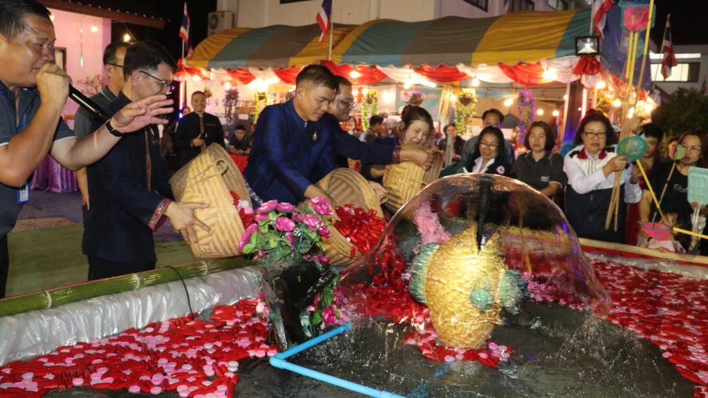 "งามตระการตา ขบวนแห่วิถีชีวิต ศิลปวัฒนธรรม" ท้องถิ่น 7 อบต. 1 เทศบาล งานพญาปาดเทศกาลหอม–กระเทียม กาชาดของดีอำเภอน้ำปาด 2569 เทิดเกียรติ-รำลึกวีรกรรมเจ้าพ่อพญาปาด 17 Image40 1