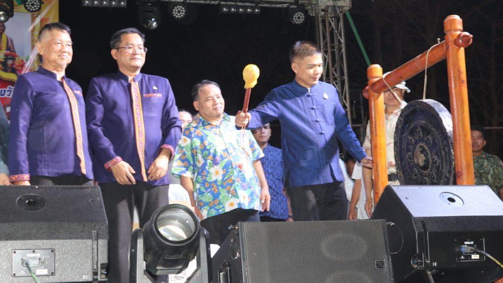 "งามตระการตา ขบวนแห่วิถีชีวิต ศิลปวัฒนธรรม" ท้องถิ่น 7 อบต. 1 เทศบาล งานพญาปาดเทศกาลหอม–กระเทียม กาชาดของดีอำเภอน้ำปาด 2569 เทิดเกียรติ-รำลึกวีรกรรมเจ้าพ่อพญาปาด 5 Image48