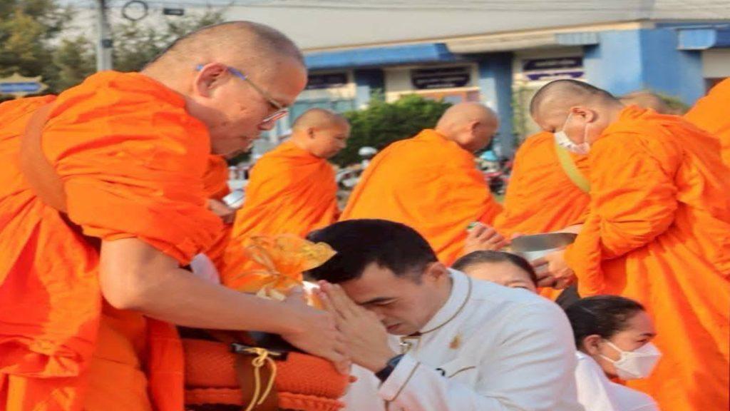 "ผู้ว่าอุตรดิตถ์" นำประชาชนอำเภอพิชัยร่วมตักบาตรพระสงฆ์ อุทิศบุญกุศล-รำลึก วีรบุรุษนักรบผู้กล้า“พระยาพิชัยดาบหัก”ครบรอบ244ปี 16 965