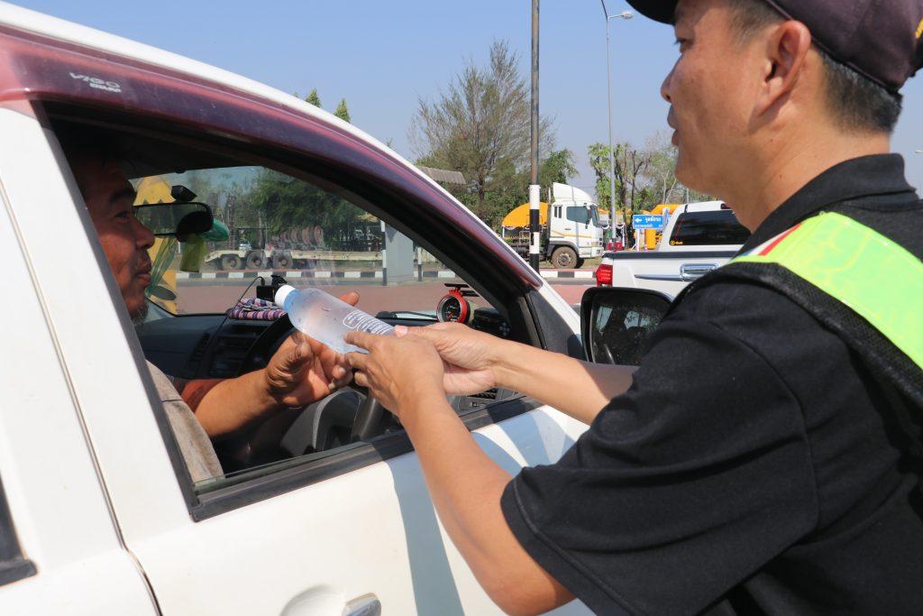 แขวงทางหลวงอุตรดิตถ์ที่1 บูรณาการร่วมกับ ตร.ทางหลวง กู้ภัยวัดหมอนไม้ เปิดศูนย์อำนวยความสะดวกปลอดภัยเทศกาลสงกรานต์ อุตรดิตถ์-พิษณุโลก-เด่นชัย รวม 11 แห่ง หมวดทางฯ รวม 8 แห่ง 30 IMG 9788