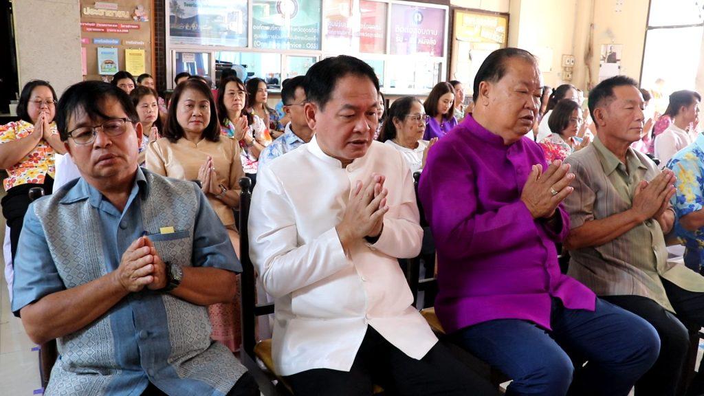 “วารุจ” อดีต.สส.4 สมัย ผู้นำท้องถิ่น ผู้บริหาร รพ.สต. 44 แห่ง ร่วมรดน้ำดำหัว "วันสงกรานต์" อบจ.อุตรดิตถ์ ทำบุญอุทิศกุศลให้บรรพบุรุษ ผู้ล่วงลับ (มีคลิป) 7 Image11 2