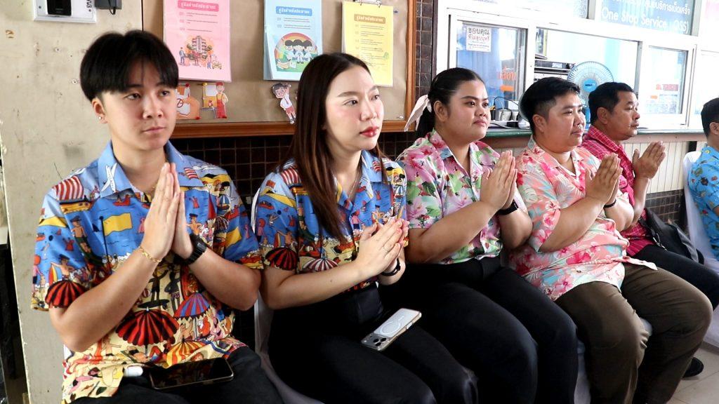 “วารุจ” อดีต.สส.4 สมัย ผู้นำท้องถิ่น ผู้บริหาร รพ.สต. 44 แห่ง ร่วมรดน้ำดำหัว "วันสงกรานต์" อบจ.อุตรดิตถ์ ทำบุญอุทิศกุศลให้บรรพบุรุษ ผู้ล่วงลับ (มีคลิป) 19 Image26 1