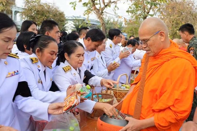 "ผู้ว่าอุตรดิตถ์" นำประชาชนอำเภอพิชัยร่วมตักบาตรพระสงฆ์ อุทิศบุญกุศล-รำลึก วีรบุรุษนักรบผู้กล้า“พระยาพิชัยดาบหัก”ครบรอบ244ปี 20 Image30