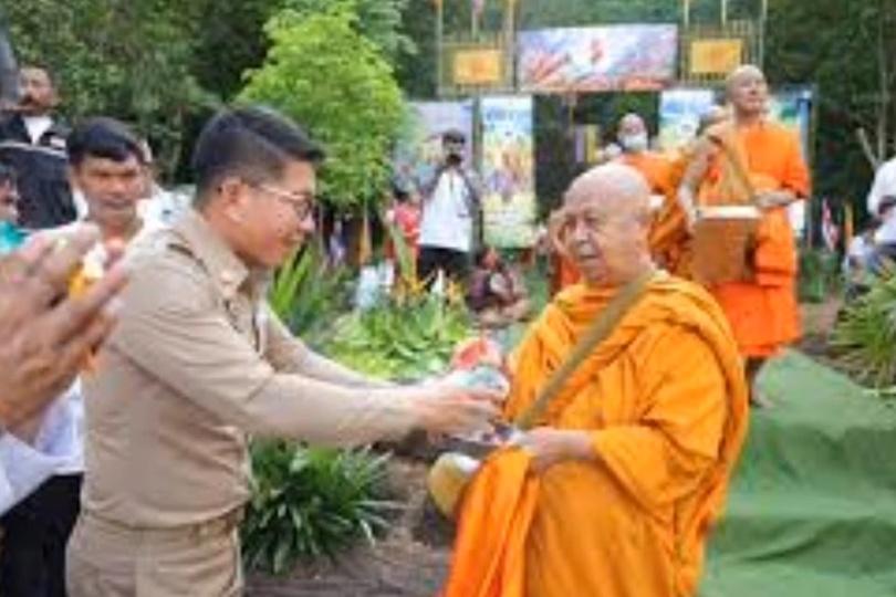 "ผู้ว่าอุตรดิตถ์" นำประชาชนอำเภอพิชัยร่วมตักบาตรพระสงฆ์ อุทิศบุญกุศล-รำลึก วีรบุรุษนักรบผู้กล้า“พระยาพิชัยดาบหัก”ครบรอบ244ปี 18 Image34