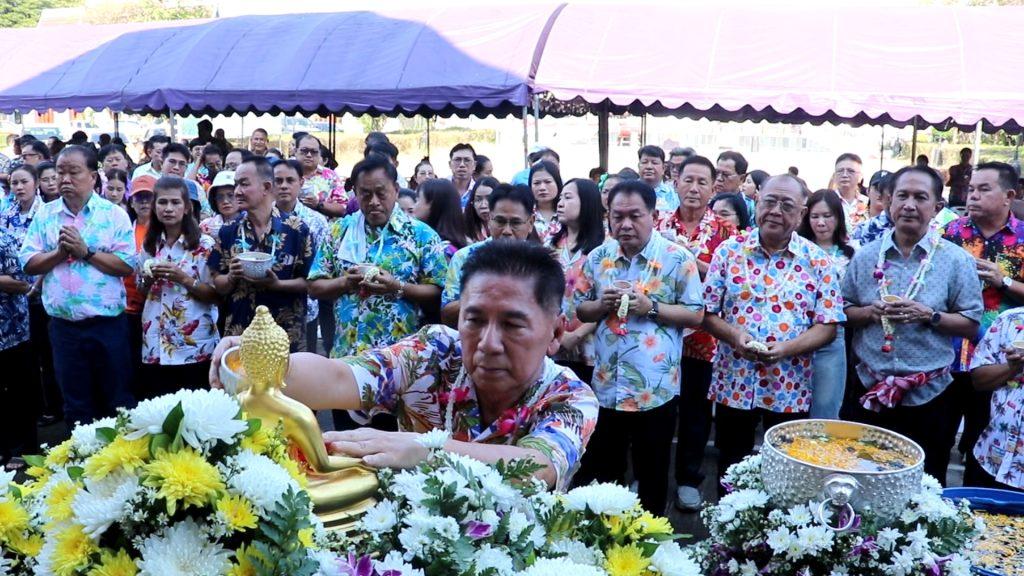 “วารุจ” อดีต.สส.4 สมัย ผู้นำท้องถิ่น ผู้บริหาร รพ.สต. 44 แห่ง ร่วมรดน้ำดำหัว "วันสงกรานต์" อบจ.อุตรดิตถ์ ทำบุญอุทิศกุศลให้บรรพบุรุษ ผู้ล่วงลับ (มีคลิป) 22 Image45