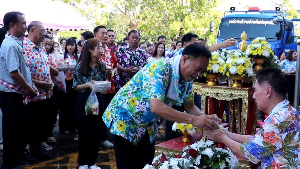 “วารุจ” อดีต.สส.4 สมัย ผู้นำท้องถิ่น ผู้บริหาร รพ.สต. 44 แห่ง ร่วมรดน้ำดำหัว "วันสงกรานต์" อบจ.อุตรดิตถ์ ทำบุญอุทิศกุศลให้บรรพบุรุษ ผู้ล่วงลับ (มีคลิป) 31 Image57