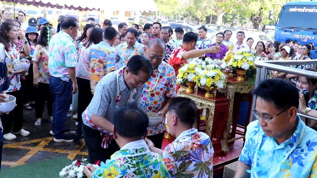 “วารุจ” อดีต.สส.4 สมัย ผู้นำท้องถิ่น ผู้บริหาร รพ.สต. 44 แห่ง ร่วมรดน้ำดำหัว "วันสงกรานต์" อบจ.อุตรดิตถ์ ทำบุญอุทิศกุศลให้บรรพบุรุษ ผู้ล่วงลับ (มีคลิป) 34 Image60