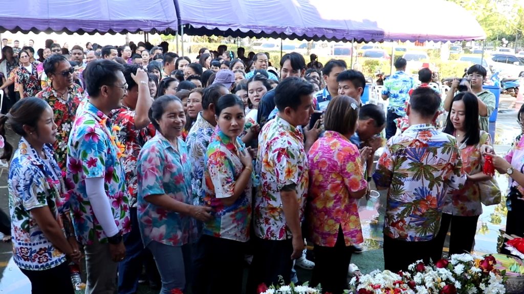 “วารุจ” อดีต.สส.4 สมัย ผู้นำท้องถิ่น ผู้บริหาร รพ.สต. 44 แห่ง ร่วมรดน้ำดำหัว "วันสงกรานต์" อบจ.อุตรดิตถ์ ทำบุญอุทิศกุศลให้บรรพบุรุษ ผู้ล่วงลับ (มีคลิป) 41 Image71