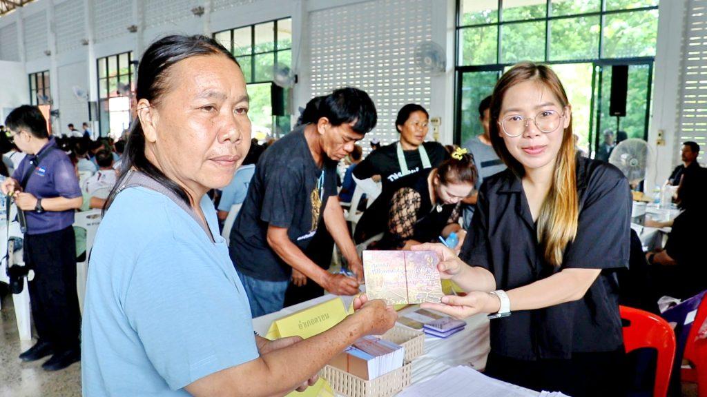 ชาวอุตรดิตถ์เฮ! “รมว.สุชาติ” มอบสมุดประจำตัวทำกินในเขตป่าสงวนแห่งชาติ (คทช.) จังหวัดนำร่อง เกือบ 2,000 ครอบครัว สร้างความมั่นคงให้ลูกหลานในอนาคต (มีคลิป) 23 Image1