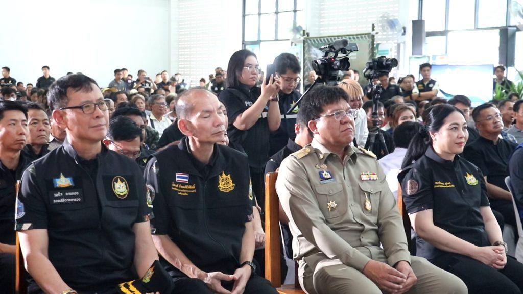 ชาวอุตรดิตถ์เฮ! “รมว.สุชาติ” มอบสมุดประจำตัวทำกินในเขตป่าสงวนแห่งชาติ (คทช.) จังหวัดนำร่อง เกือบ 2,000 ครอบครัว สร้างความมั่นคงให้ลูกหลานในอนาคต (มีคลิป) 5 Image13